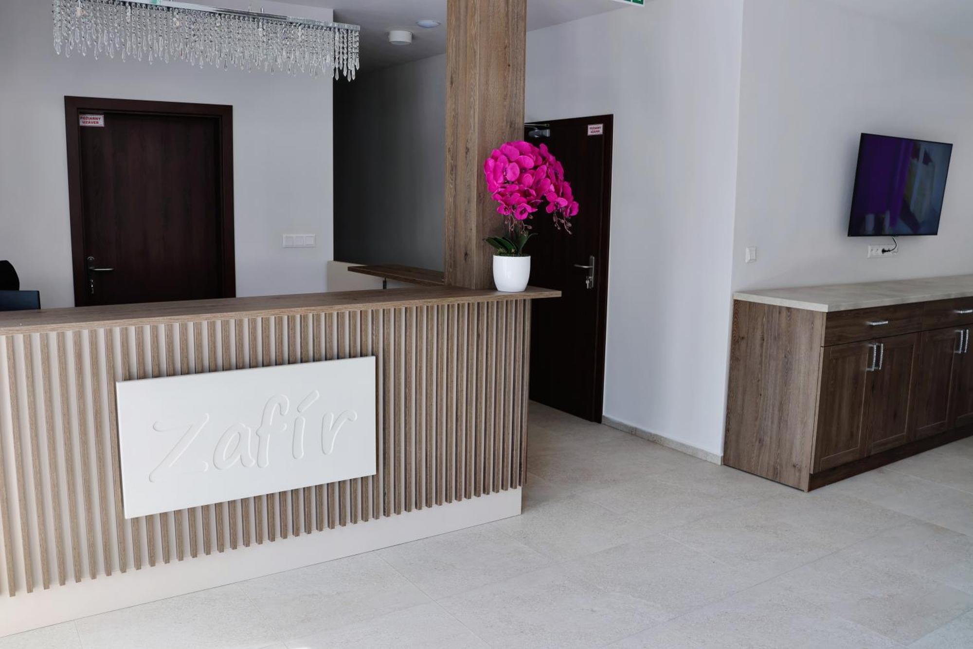 Zafir Hotel Dunajska Streda Exterior photo